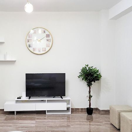 One-Bedroom Gem By The Square Tirana Exterior photo