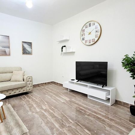One-Bedroom Gem By The Square Tirana Exterior photo
