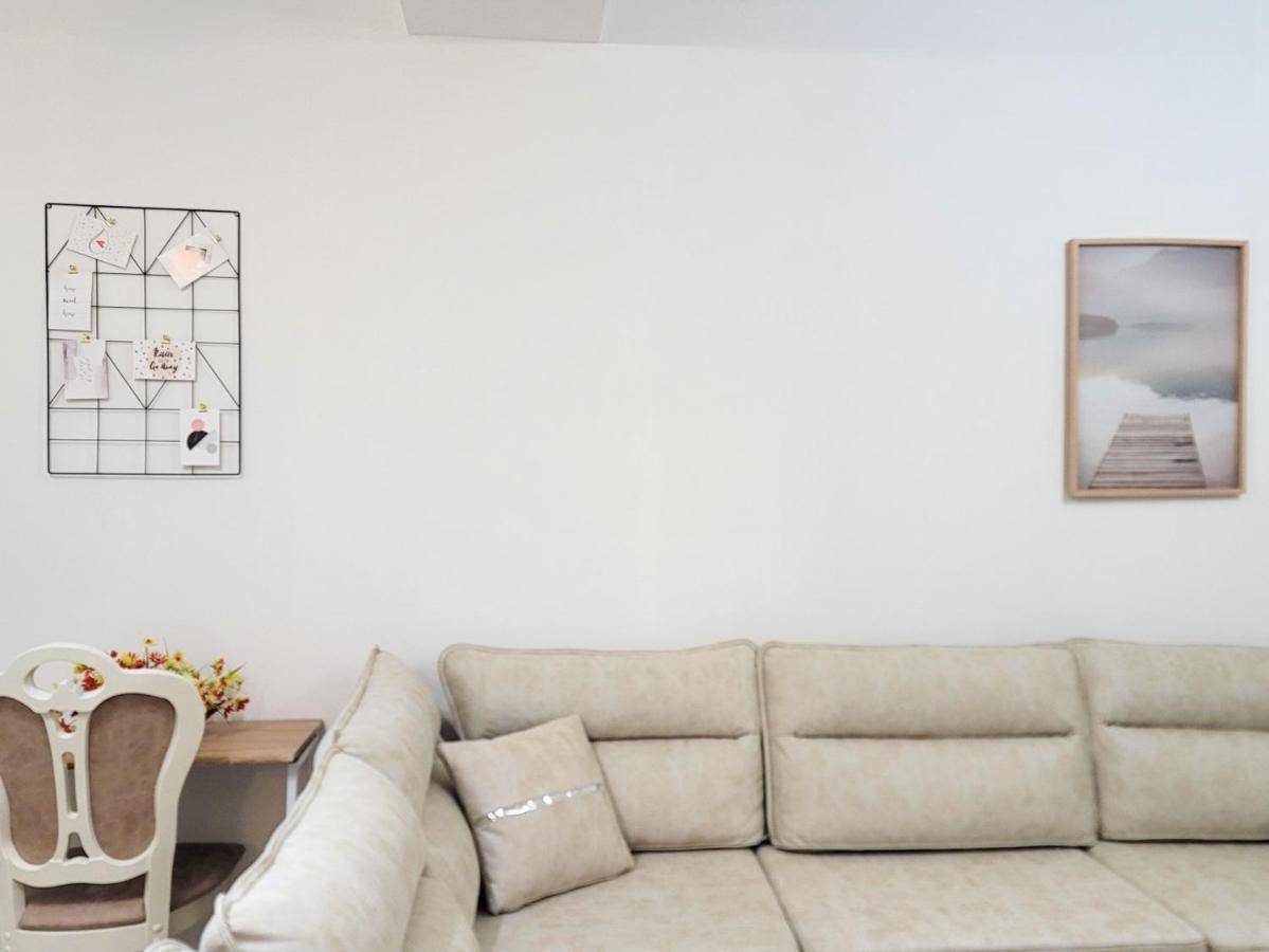 One-Bedroom Gem By The Square Tirana Exterior photo