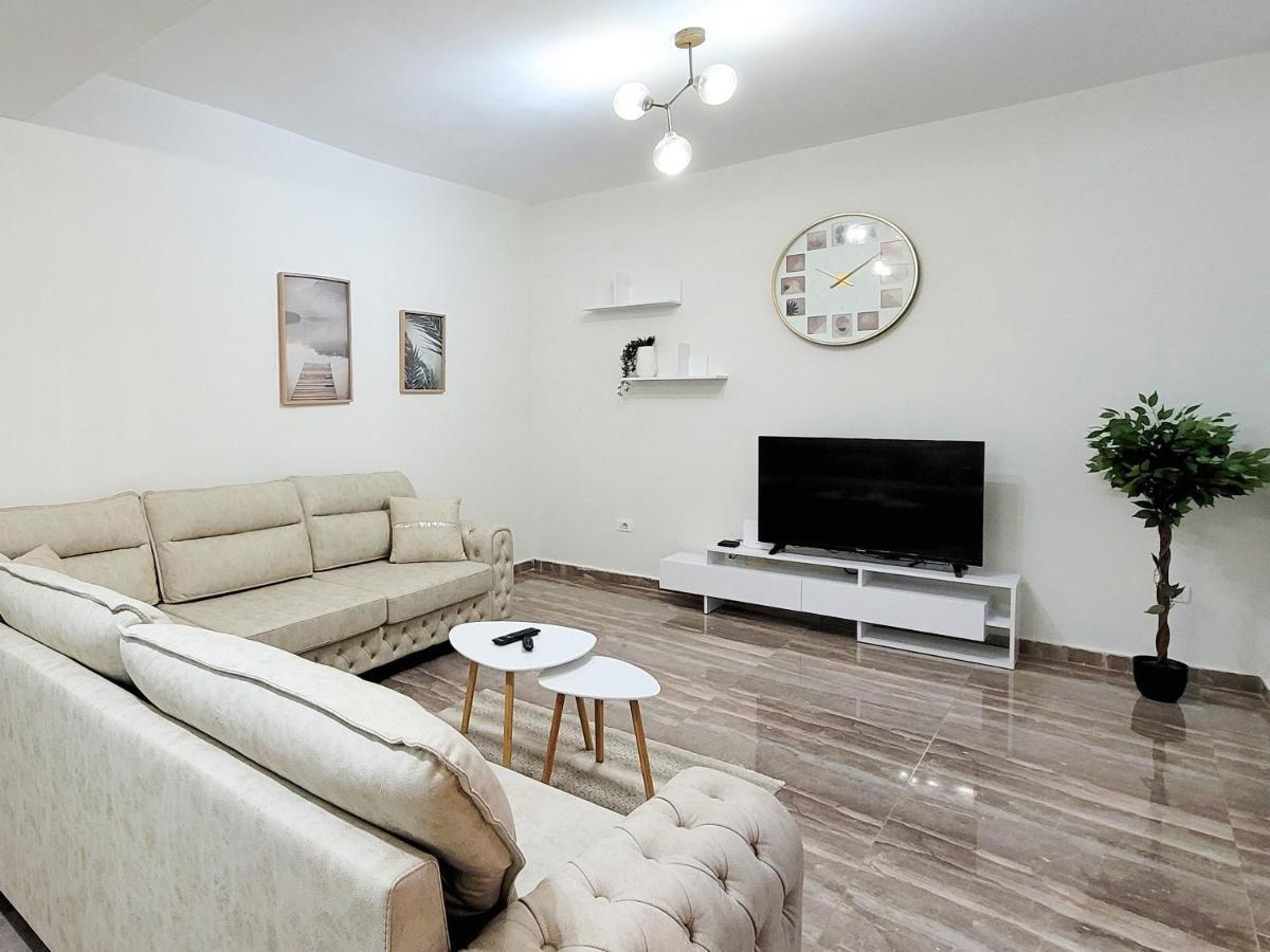 One-Bedroom Gem By The Square Tirana Exterior photo