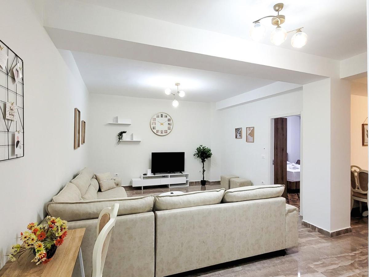 One-Bedroom Gem By The Square Tirana Exterior photo